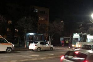 Accident la Polivalentă. Două fete, lovite de maşină în staţia de tramvai fără refugiu