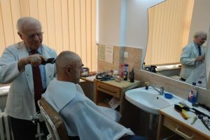 La 82 de ani, nea Vasile tunde ca-n prima tinereţe