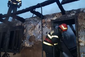 Casă distrusă de un incendiu provocat de scăpări de gaze, urmat de o explozie