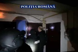 PERCHEZIȚII în Alba Iulia: Doi tineri de 19 ani REȚINUȚI de poliţişti, după ce au spart 8 autoturisme şi anexa unui imobil şi au furat scule, casetofoane şi produse cosmetice
