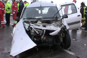 Autoturism oprit într-un cap de pod, pe raza satului Morăreni