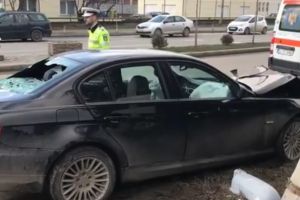 FOTO/VIDEO. Sătmărean implicat într-un accident în Zalău. Un BMW s-a izbit de un stâlp