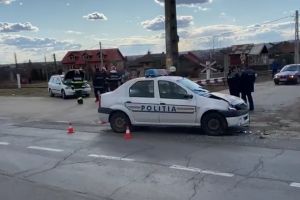 DOICEȘTI: Autospecială de poliţie, lovită de un şofer care nu s-a asigurat