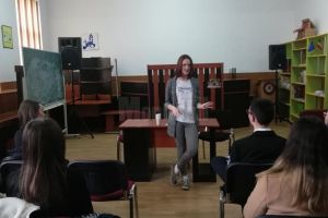 Dialog intercultural, între elevi şi Claire Hungar, din SUA, la Colegiul  „Eudoxiu ...