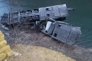 MAŞINILE TRANSPORTATE AU AJUNS PE FUNDUL RÂULUI OLT