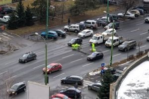 ,,Un poliţist culcat”, pus de Primăria Braşov să rezolve problema accidentelor din zona Meşotă