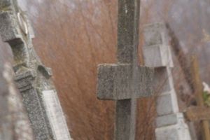 Percheziţii în Prahova, după furturi de... cruci comise la Breaza, Șotrile şi Sinaia