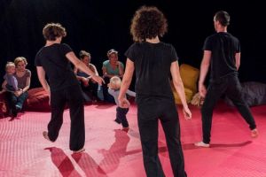 Bebeluşii au program de joacă în weekend la Teatrul Gong