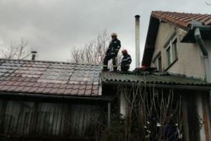 FOTO: Incendiu la o casă din Târgu-Mureş