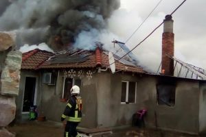 Incendiu violent la o casă din Oşorhei. 11 pompieri au luptat două ore cu flăcările