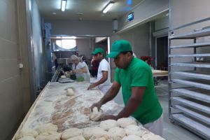 „Fără migranţi!”: Locuitorii unei comune din Harghita protestează împotriva a doi brutari din Sri Lanka