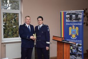 FOTO. Un poliţist care a ajutat la prinderea criminalului din Bârsău, declarat poliţistul anului în… Maramureş!