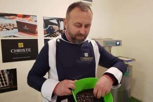 FOTO| Afacere inedită a unui PREOT din judeţul Cluj. Produce ciocolată cu CANABIS: „Vreau să aduc oamenilor zâmbetul pe buze”