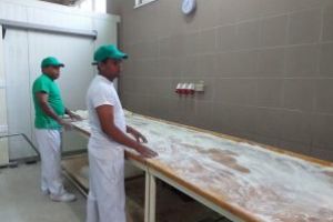 REPORTAJ Harghita: Nemulţumire în comunitatea din Ditrău, după angajarea a doi muncitori sri-lankezi la o fabrică de pâine