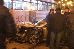 Alfa Romeo versus tramvai în Piaţa 1 Decembrie din Oradea: maşina a fost distrusă, pasagerii au scăpat nevătămaţi (FOTO)