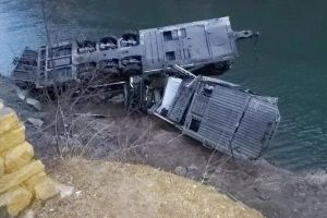 Trafic blocat pe DN 7 – Autorităţile încearcă să scoată tirul cu platformă răsturnat ieri în Olt