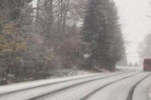 27 de judeţe intră, vineri dimineaţă, sub cod galben de polei, ninsori şi viscol