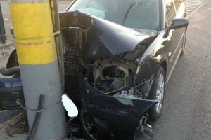 Ploieşti: Accident rutier grav. O maşină a intrat într-un stâlp de electricitate