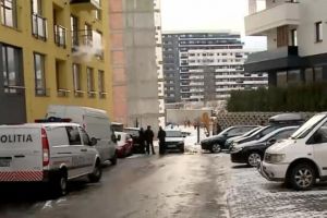 Mai multe ipoteze în cazul bărbatului din Braşov, care a căzut în gol de la etajul 10, cu fetiţa în braţe