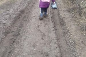 Copii obligaţi să meargă 2,5 kilometri prin noroaie către şcoală. VIDEO