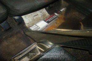 Autoturism adaptat pentru transportul ilegal de ţigări, depistat în PTF Siret