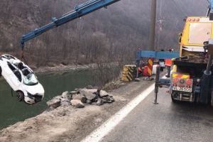 VIDEO FOTO – Maşinile căzute în Olt scoase din apă cu o macara specială – Trafic întrerupt pe DN7