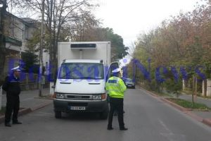 Ce a putut să facă un botoşănean în timp ce aştepta într-o autoutilitară: S-a urcat în locul şoferului şi a condus autovehiculul, după care l-a abandonat