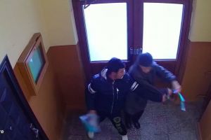 Bătrâna tâlhărită la Timişoara, filmată în timp ce se luptă cu curaj, cu hoţul