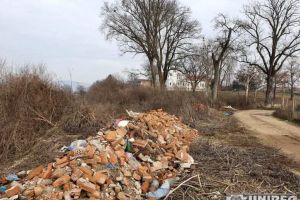 Persoana care a „înnobilat” zona Castelului de la Sâncrai cu gunoaie, identificată şi sancţionată de autorităţi: Obligată să îşi adune propriul gunoi