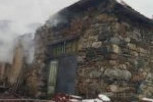 Bărbat mort într-un incendiu la Cornereva. Pompierii încă luptă cu flăcările