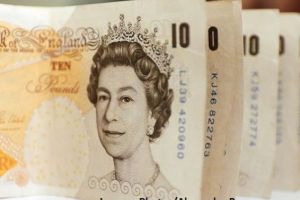 Londra ar putea reduce salariul minim pentru imigranţi, după Brexit, pentru a sprijini ocuparea locurilor de muncă