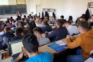 Ministrul Tineretului le promite studenţilor din Oradea o casă de cultură