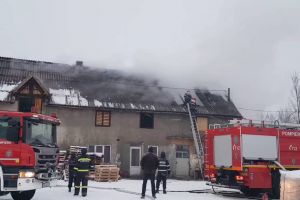 INCENDIU la acoperişul unei locuinţe din Bistra: Intervin pompierii Câmpeni cu două autospeciale