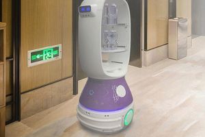 Robotul Arahidă serveşte mâncare într-un hotel aflat în carantină din cauza coronavirusului chinez