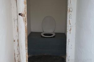 Prefectura Bihor a inventariat şcolile cu buda-n curte: 35 de unităţi de învăţământ nu au toalete în clădirile în care învaţă elevii