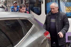Maşină, mutată pe sus de călători, după ce a blocat circulaţia tramvaielor, la Timişoara