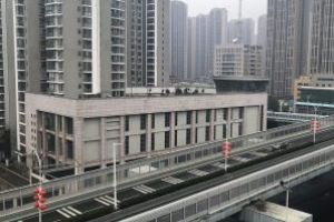 Cadavrul unui barbat, lasat mai multe ore pe un trotuar din orasul Wuhan