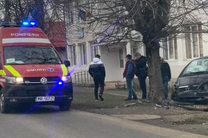 Un bărbat a intrat cu maşina în clădirea unei şcoli din Timişoara, după un accident soldat cu două victime