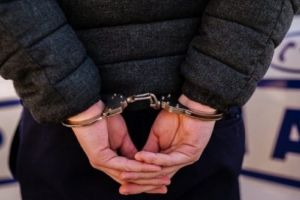 Un bărbat aflat sub influenţa alcoolului a agresat fizic două persoane