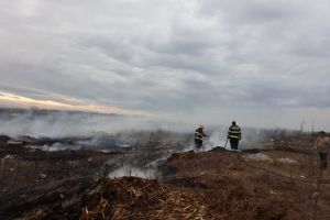 FOTO: Peste 30 hectare de vegetaţie uscată pârjolite de flăcări, la Răduleşti şi Garoafa