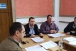 Bomba din primăria Moldova Nouă a fost dezamorsată! Primarul Torma şi secretarul Ciovela şi-au strâns mâna!