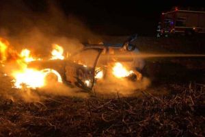 UPDATE FOTO| Un autoturism a luat FOC şi a fost DISTRUS pe DJ 107, în apropiere de Alba Iulia: Poliţiştii fac cercetări la faţa locului