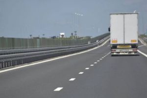 Transport agabaritic pe autostrada A1. Vehiculul transportă o structură metalică