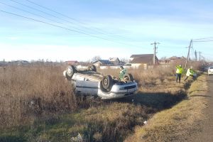 PRISEACA: Un şofer a vrut să evite o coliziune, dar s-a răsturnat cu maşina