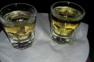 RACOVIȚA: Două bătrâne s-au bătut de la băutură. Una a ajuns la spital