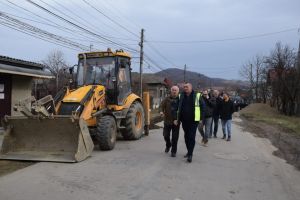 DOICEȘTI: Lucrări de lărgire a părţii carosabile  executate cu cofinanţarea CJD