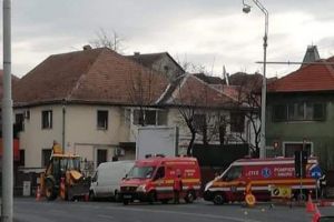 FOTO – Lucrători la Apa Canal acroşaţi de un microbuz pe strada Cârlova