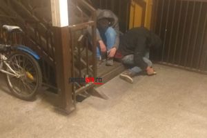 FOTO. Locatarii unui bloc din Satu Mare, terorizaţi de tineri drogaţi