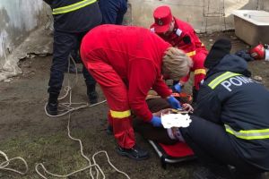 FOTO – Femeie căzută într-o fântână adâncă de zece metri la Sălişte