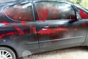 Mesaje cu caracter obscen, desenate pe două maşini din Rădăuţi